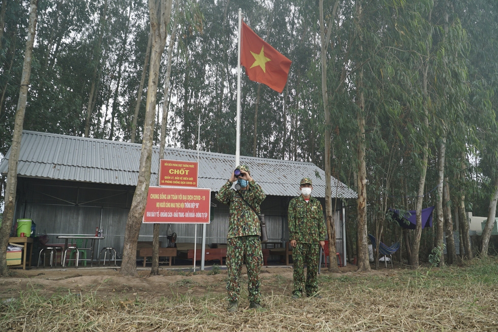 BĐBP Đồng Tháp quyết tâm ngăn chặn người nhập cảnh trái phép qua biên giới (Ảnh Tuổi Trẻ) BĐBP Đồng Tháp quyết tâm ngăn chặn người nhập cảnh trái phép qua biên giới (Ảnh Tuổi Trẻ)