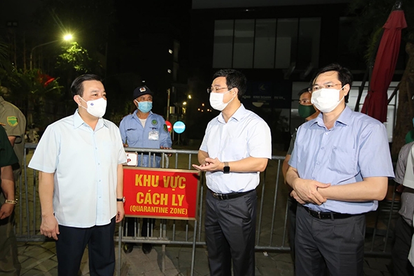 Phó Chủ tịch UBND TP Hà Nội Chử Xuân Dũng kiểm tra quy trình cách ly, phòng dịch của chung cư Viễn Đông Star Phó Chủ tịch UBND TP Hà Nội Chử Xuân Dũng kiểm tra quy trình cách ly, phòng dịch của chung cư Viễn Đông Star