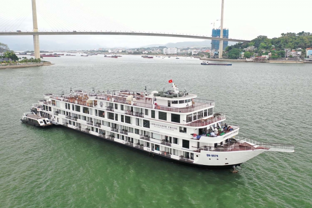 Du thuyền Ambassador cùng 122 hành khách, 60 nhân viên đã được cách ly trên vịnh Hạ Long Du thuyền Ambassador cùng 122 hành khách, 60 nhân viên đã được cách ly trên vịnh Hạ Long