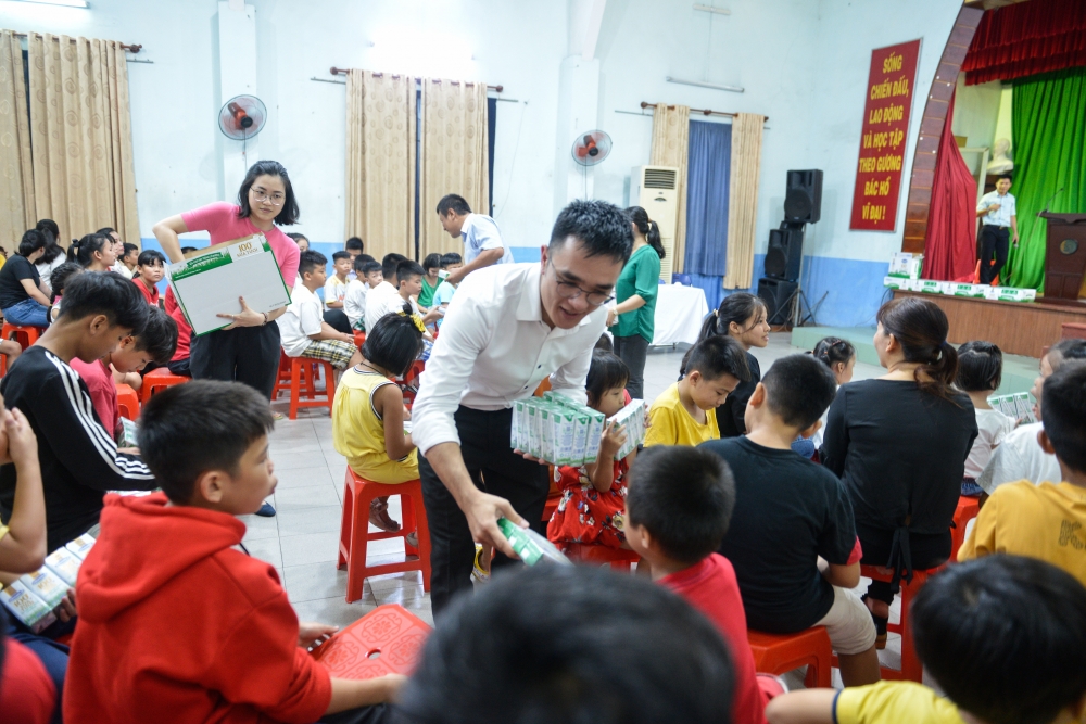 Qũy sữa Vươn cao Việt Nam của Vinamilk khởi động năm 2021 với “31.000 ly sữa yêu thương” từ cộng đồng Qũy sữa Vươn cao Việt Nam của Vinamilk khởi động năm 2021 với “31.000 ly sữa yêu thương” từ cộng đồng