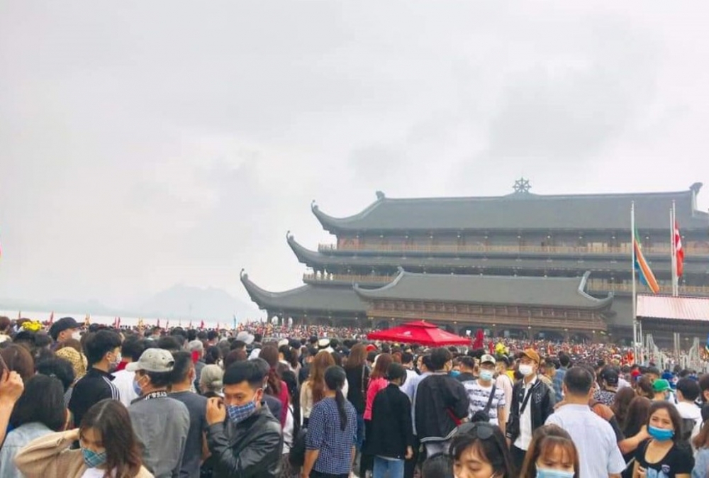 Nữ nhân viên làm việc ở chùa Tam Chúc nghi nhiễm COVID-19 Nữ nhân viên làm việc ở chùa Tam Chúc nghi nhiễm COVID-19