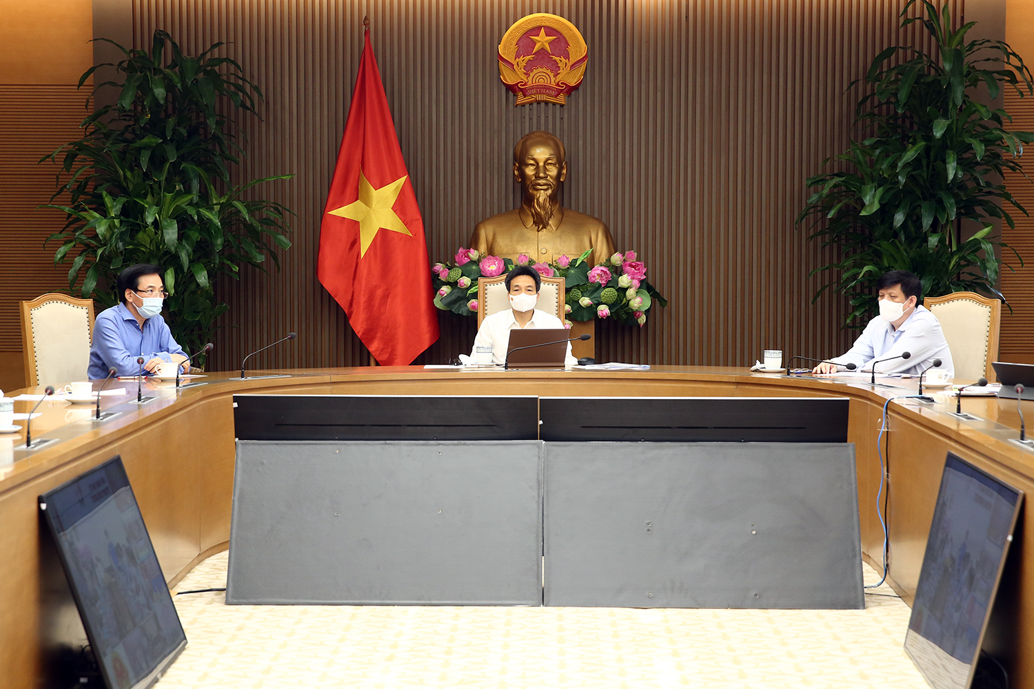 Thủ tướng Chính phủ yêu cầu thực hiện 8 nhiệm vụ trong tâm trong công tác phòng chống dịch COVID-19 Thủ tướng Chính phủ yêu cầu thực hiện 8 nhiệm vụ trong tâm trong công tác phòng chống dịch COVID-19