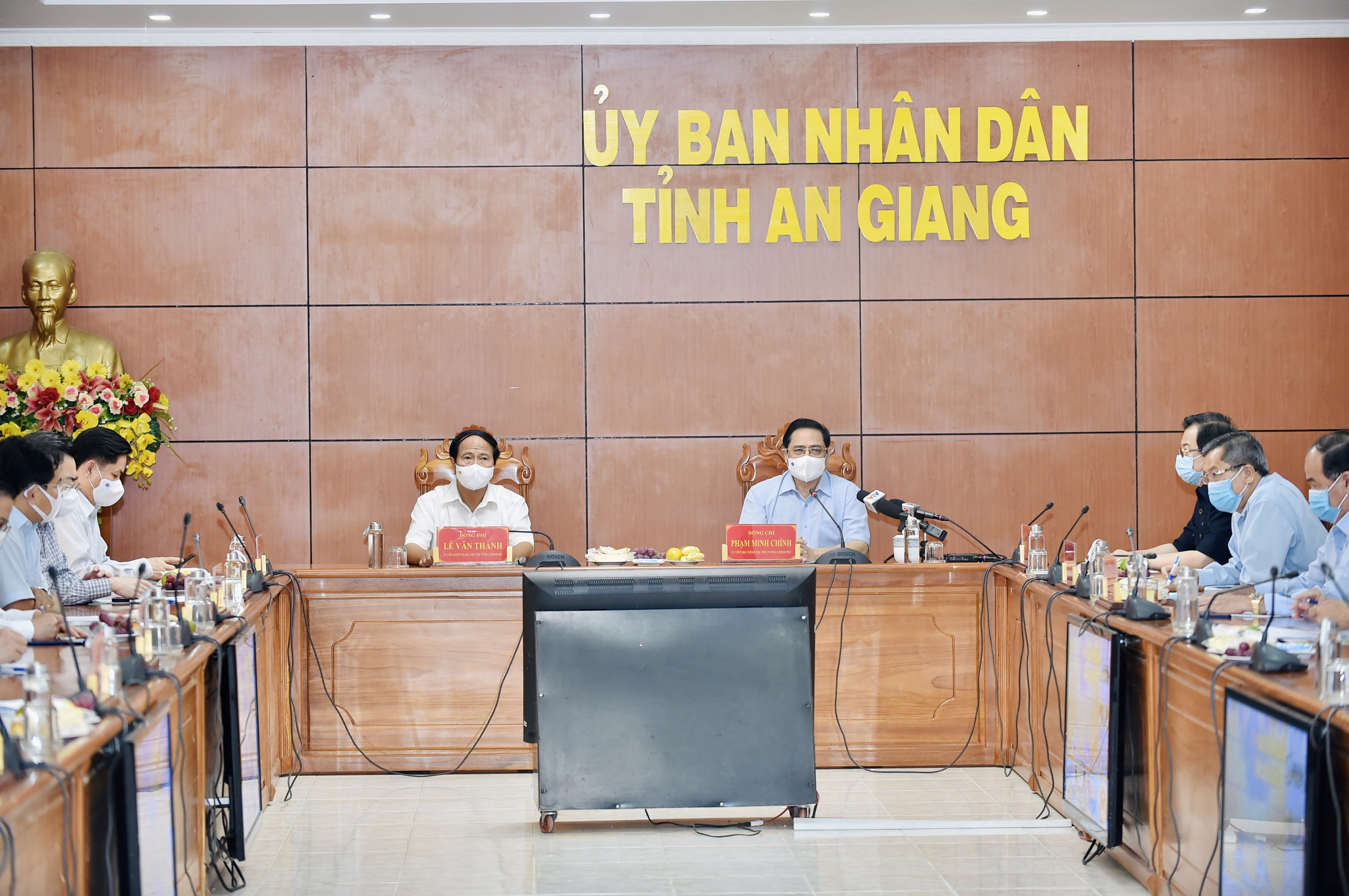 Thủ tướng Chính phủ yêu cầu thực hiện 8 nhiệm vụ trong tâm trong công tác phòng chống dịch COVID-19 Thủ tướng Chính phủ yêu cầu thực hiện 8 nhiệm vụ trong tâm trong công tác phòng chống dịch COVID-19