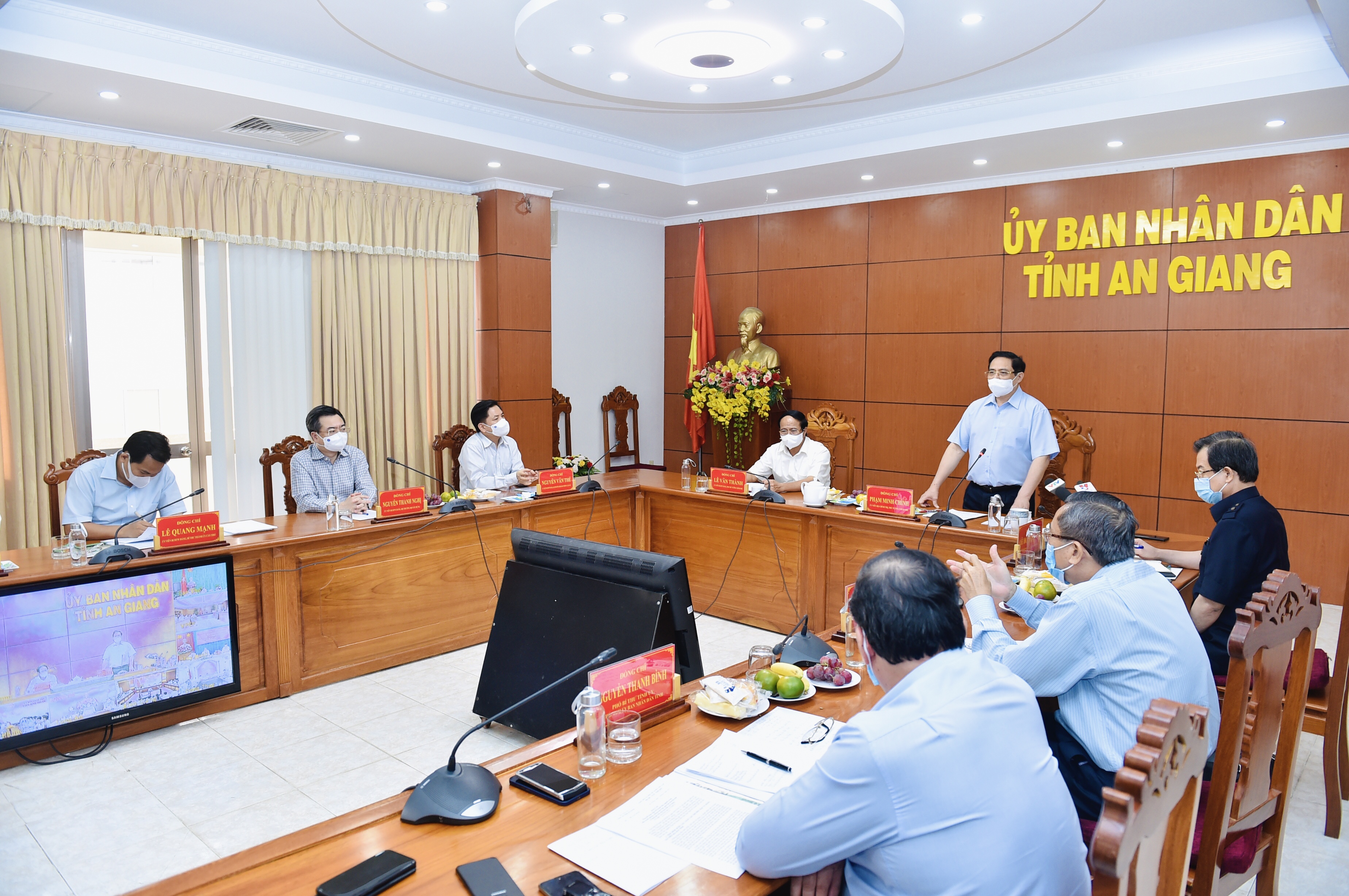 Thủ tướng Chính phủ yêu cầu thực hiện 8 nhiệm vụ trong tâm trong công tác phòng chống dịch COVID-19 Thủ tướng Chính phủ yêu cầu thực hiện 8 nhiệm vụ trong tâm trong công tác phòng chống dịch COVID-19