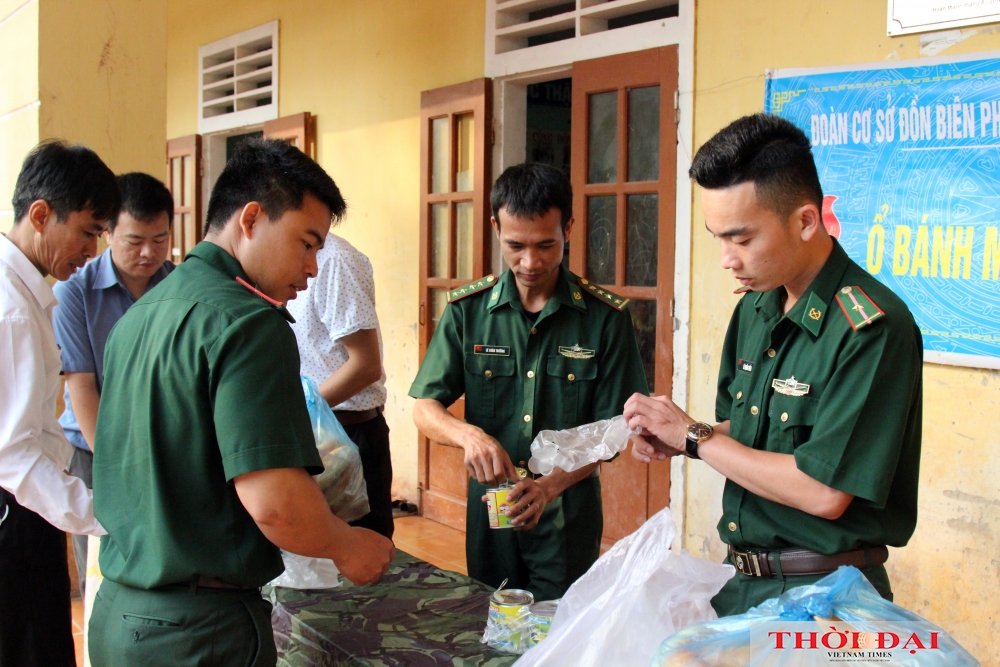 Em lớn lên cùng bánh mì bộ đội Em lớn lên cùng bánh mì bộ đội
