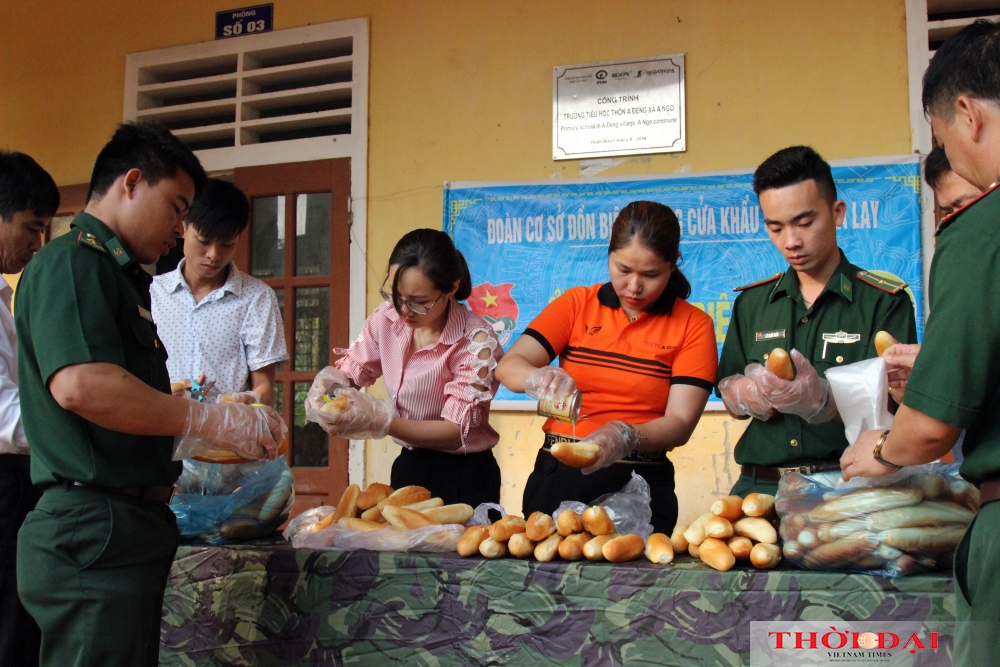 Em lớn lên cùng bánh mì bộ đội Em lớn lên cùng bánh mì bộ đội