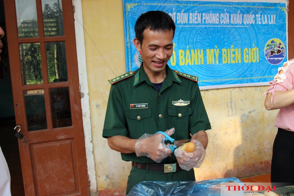 Em lớn lên cùng bánh mì bộ đội Em lớn lên cùng bánh mì bộ đội