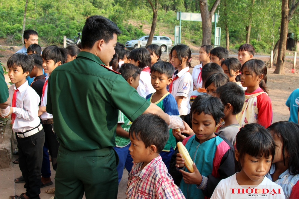 Em lớn lên cùng bánh mì bộ đội Em lớn lên cùng bánh mì bộ đội