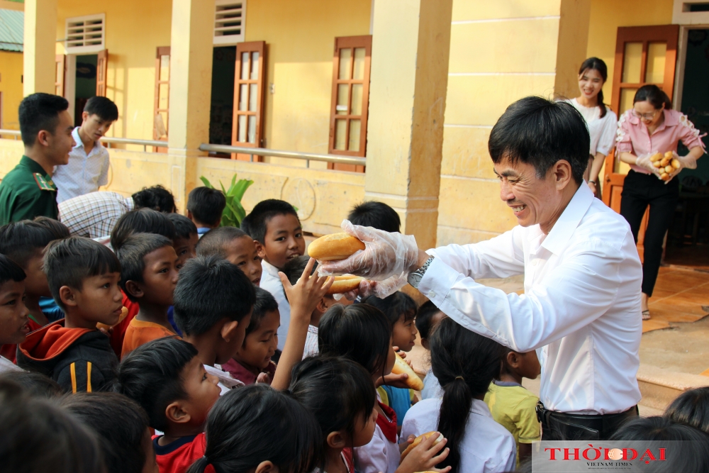 Em lớn lên cùng bánh mì bộ đội Em lớn lên cùng bánh mì bộ đội