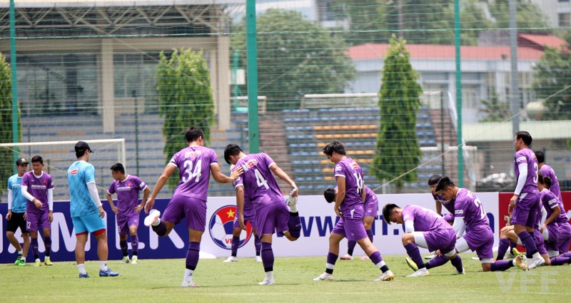 Vòng loại World Cup 2022: Công Phượng, Quang Hải vã mồ hôi giữa thời tiết gần 40 độ ở Hà Nội Công Phượng, Quang Hải vã mồ hôi giữa thời tiết nắng nóng ở Hà Nội