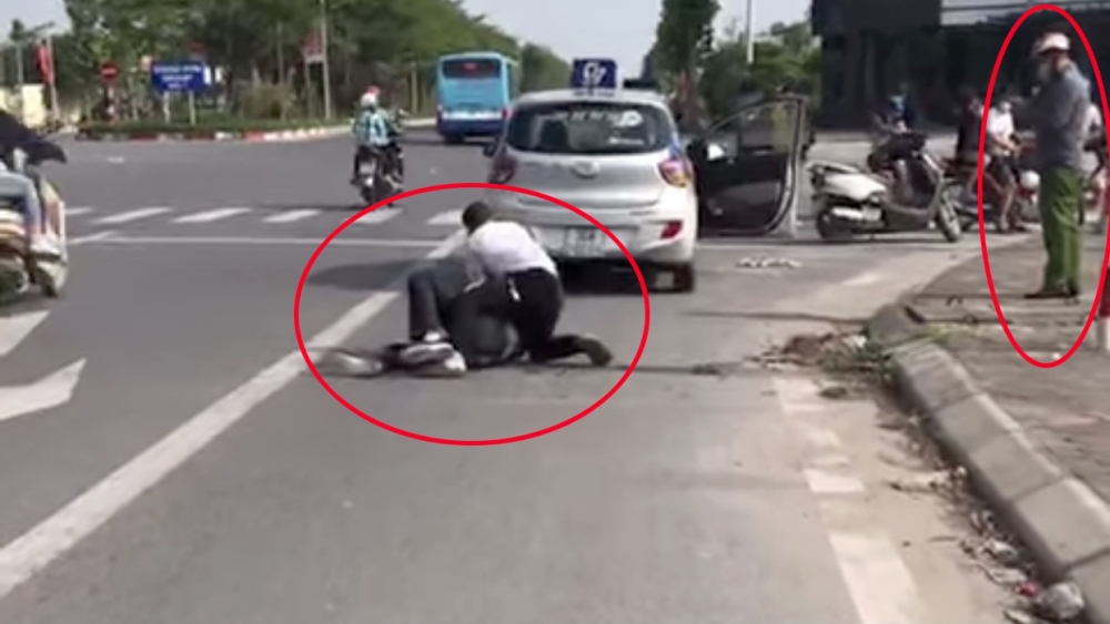 Kỷ luật cán bộ Công an xã đứng gọi điện ở hiện trường vụ cướp taxi ở Hà Nội Kỷ luật cán bộ Công an xã đứng gọi điện ở hiện trường vụ cướp taxi ở Hà Nội