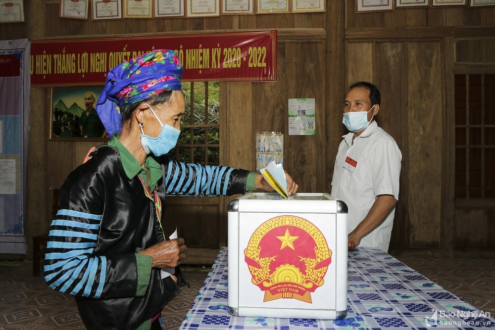 Cử tri huyện Kỳ Sơn đi bỏ phiếu (ảnh Báo Nghệ An) Cử tri huyện Kỳ Sơn đi bỏ phiếu (ảnh Báo Nghệ An)