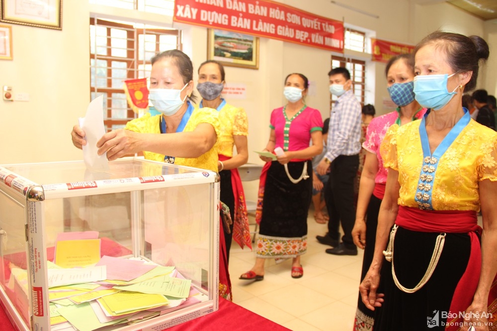 Cử tri 4 huyện vùng cao ở Nghệ An háo hức đi bầu cử sớm Cử tri 4 huyện vùng cao ở Nghệ An háo hức đi bầu cử sớm