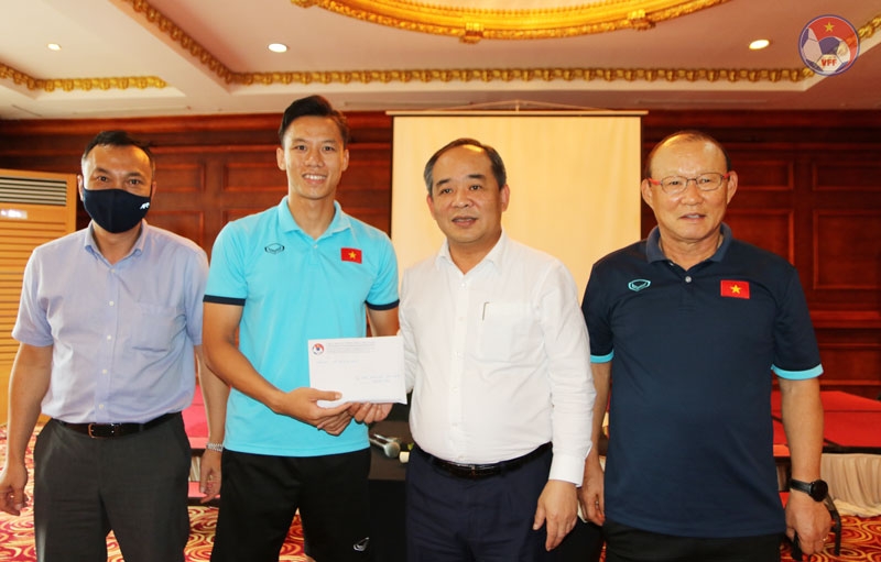Chủ tịch VFF Lê Khánh Hải động viên ĐT Việt Nam trước ngày lên đường sang UAE Chủ tịch VFF Lê Khánh Hải động viên ĐT Việt Nam trước ngày lên đường sang UAE