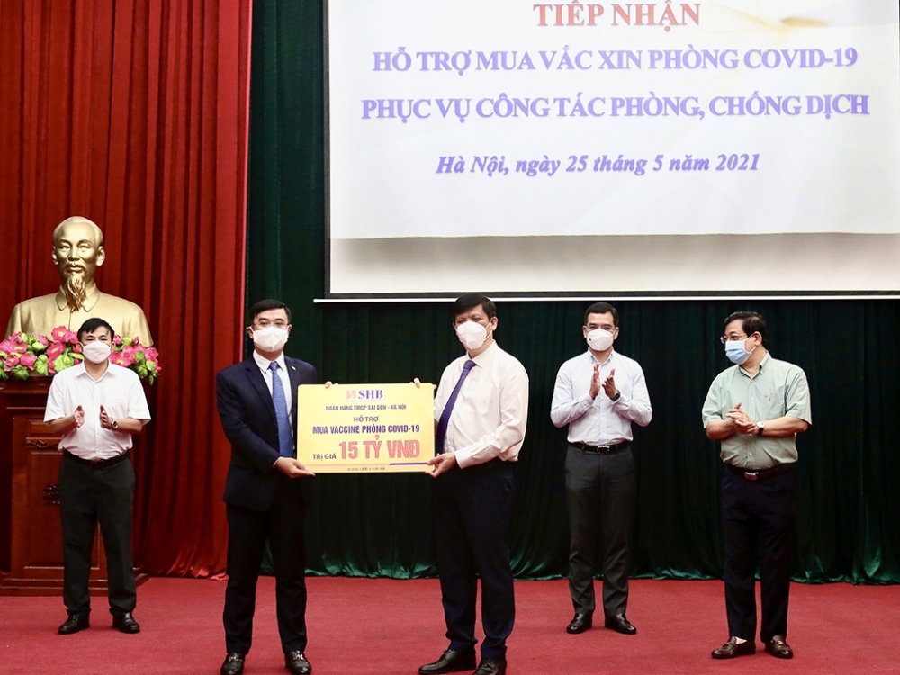 Đại diện T&T Group trao tặng 1 triệu liều vắc xin Covid-19 NGUỒN T&T GROUP Đại diện T&T Group trao tặng 1 triệu liều vắc xin Covid-19 NGUỒN T&T GROUP