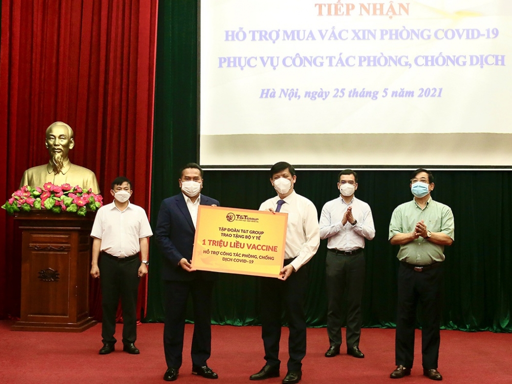 Chủ tịch SHB Nguyễn Văn Lê trao tặng 15 tỉ đồng mua vắc xin Covid-19 NGUỒN T&T GROUP Chủ tịch SHB Nguyễn Văn Lê trao tặng 15 tỉ đồng mua vắc xin Covid-19 NGUỒN T&T GROUP