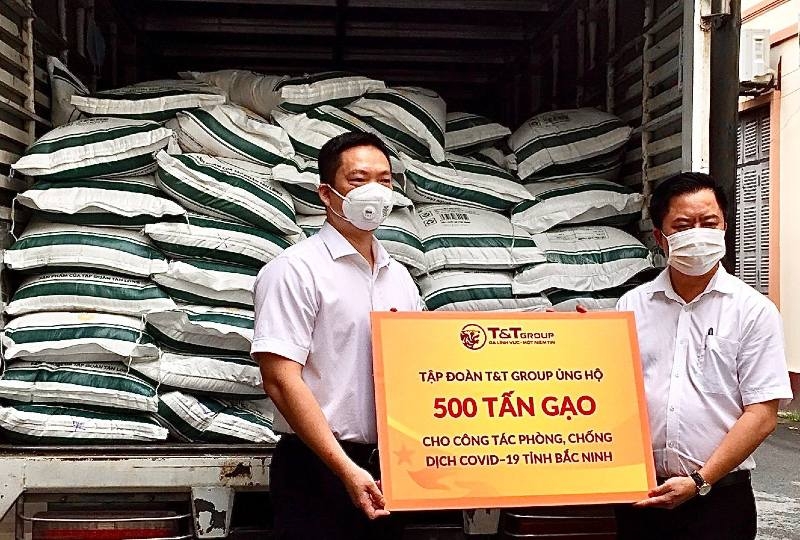 Đại diện Tập đoàn T&T Group trao ủng hộ cho lãnh đạo tỉnh Bắc Giang Đại diện Tập đoàn T&T Group trao ủng hộ cho lãnh đạo tỉnh Bắc Giang