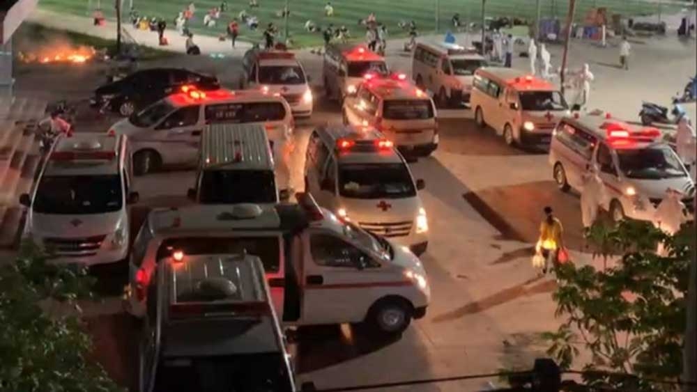 Hàng trăm xe cứu thương đưa người đi cách ly ngay trong đêm (Ảnh báo Bắc Giang) Hàng trăm xe cứu thương đưa người đi cách ly ngay trong đêm (Ảnh báo Bắc Giang)