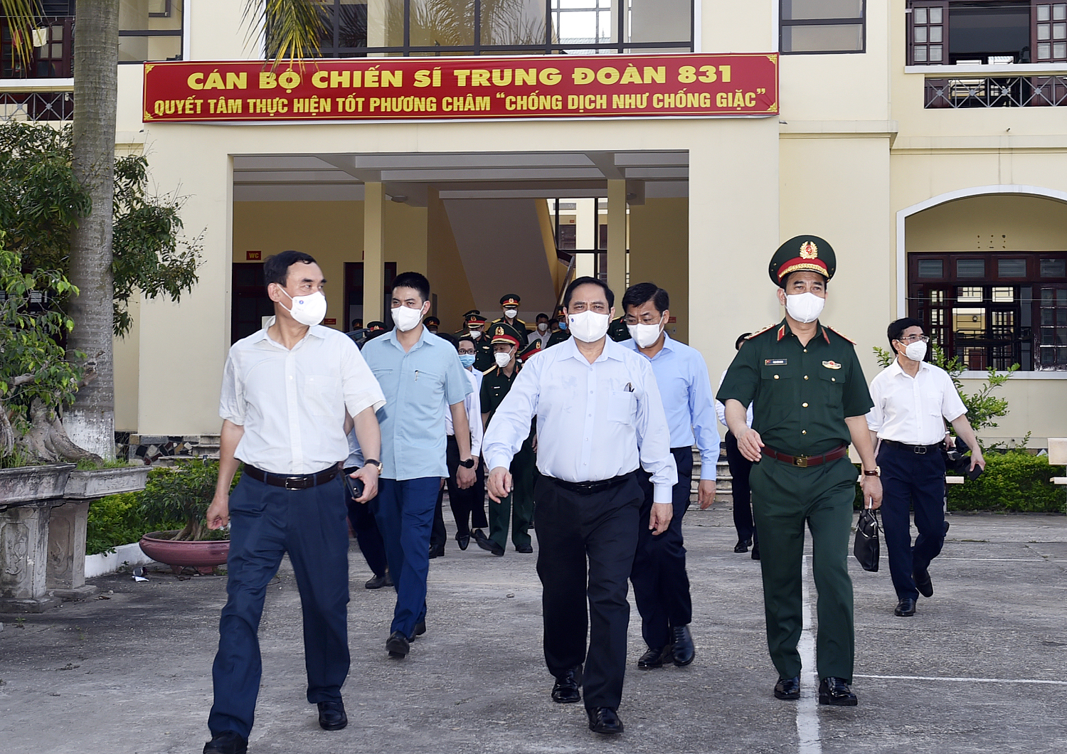 Thủ tướng chỉ đạo tổng tiến công toàn lực, thần tốc để chặn đứng dịch COVID-19 Thủ tướng chỉ đạo tổng tiến công toàn lực, thần tốc để chặn đứng dịch COVID-19