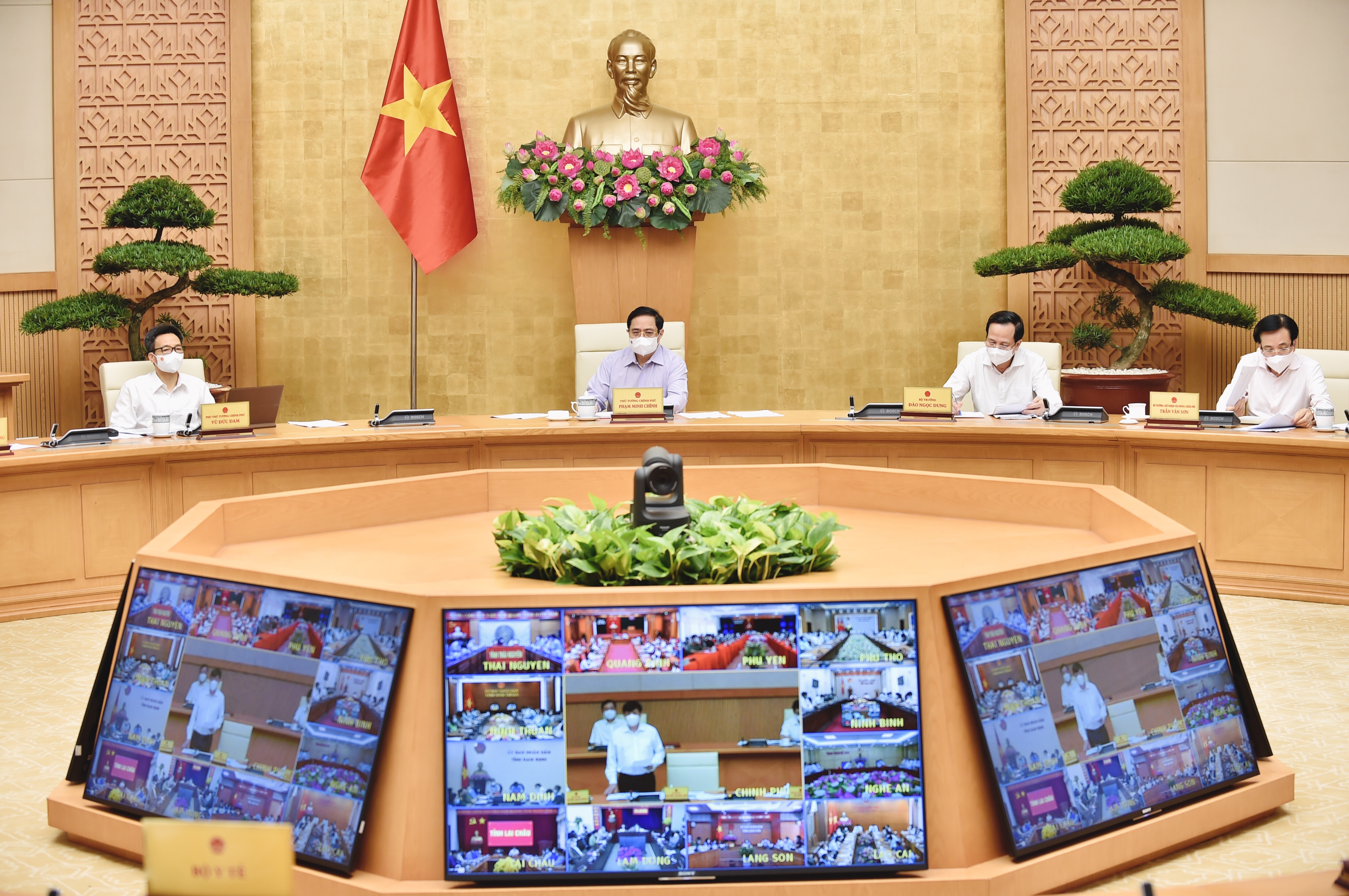 Thủ tướng chỉ đạo tổng tiến công toàn lực, thần tốc để chặn đứng dịch COVID-19 Thủ tướng chỉ đạo tổng tiến công toàn lực, thần tốc để chặn đứng dịch COVID-19
