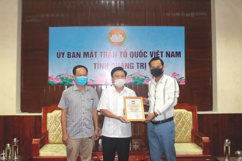 Hoài Linh giải ngân tiền lũ lụt 2020 cho miền Trung hơn 6 tỷ đồng Hoài Linh giải ngân tiền lũ lụt 2020 cho miền Trung hơn 6 tỷ đồng