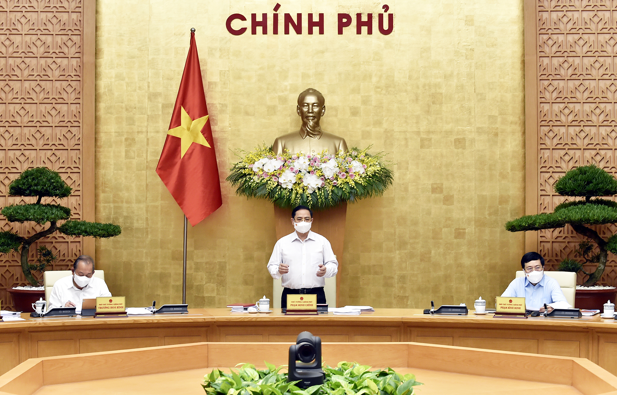 Nỗ lực vượt qua mọi khó khăn, thách thức, thực hiện bằng được những nhiệm vụ chiến lược Nỗ lực vượt qua mọi khó khăn, thách thức, thực hiện bằng được những nhiệm vụ chiến lược
