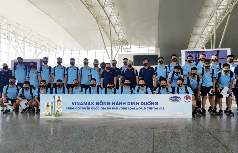 Hình 4: Sản phẩm Vinamilk đồng hành cùng đội tuyển khi tham gia du đấu tại UAE. Hình 4: Sản phẩm Vinamilk đồng hành cùng đội tuyển khi tham gia du đấu tại UAE.