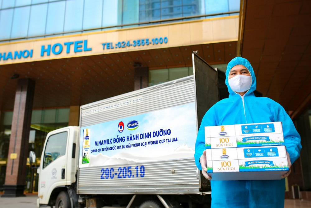 Các sản phẩm Sữa tươi 100% của Vinamilk được cẩn trọng chuyển đến khách sạn nơi đội tuyển lưu trú để cùng sang Dubai thi đấu. Các sản phẩm Sữa tươi 100% của Vinamilk được cẩn trọng chuyển đến khách sạn nơi đội tuyển lưu trú để cùng sang Dubai thi đấu.