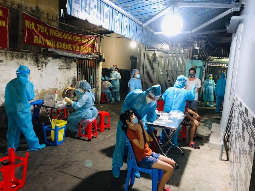 Lấy mẫu xét nghiệm COVID-19 tại TPHCM (ảnh: HCDC) Lấy mẫu xét nghiệm COVID-19 tại TPHCM (ảnh: HCDC)