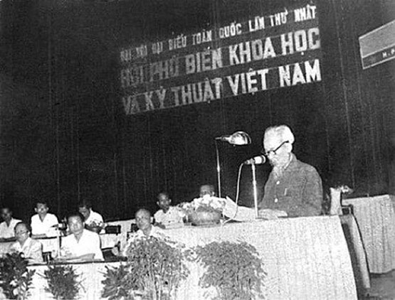 Ngày 18-5-1963, Chủ tịch Hồ Chí Minh đến dự và phát biểu tại Đại hội Đại biểu Hội Phổ biến khoa học và kỹ thuật (KH&KT) Việt Nam toàn quốc lần thứ nhất - Ảnh tư liệu Ngày 18-5-1963, Chủ tịch Hồ Chí Minh đến dự và phát biểu tại Đại hội Đại biểu Hội Phổ biến khoa học và kỹ thuật (KH&KT) Việt Nam toàn quốc lần thứ nhất - Ảnh tư liệu