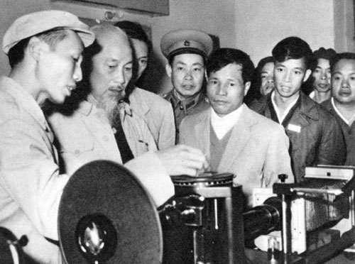 Học Bác Hồ việc quy tụ nhân tài phát triển khoa học - công nghệ Học Bác Hồ việc quy tụ nhân tài phát triển khoa học - công nghệ