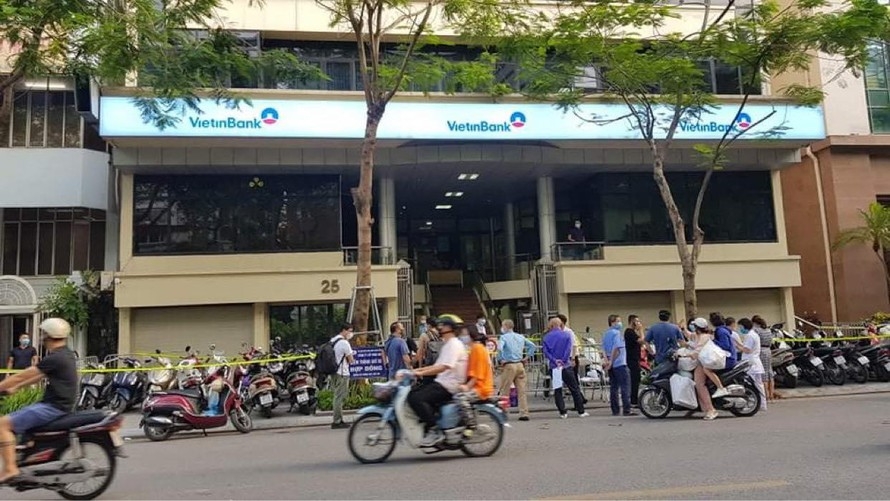 Nữ nhân viên ngân hàng mắc Covid-19 chưa rõ nguồn lây Nữ nhân viên ngân hàng mắc Covid-19 chưa rõ nguồn lây