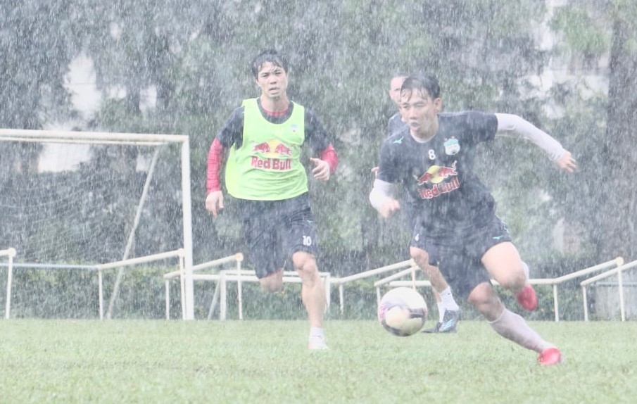 HAGL sẽ nâng cúp vô địch V-League 2021 vào đầu năm sau HAGL sẽ nâng cúp vô địch V-League 2021 vào đầu năm sau