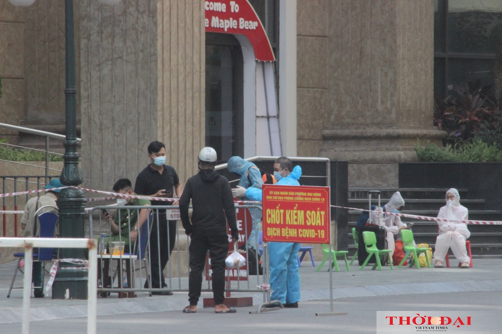 Hà Nội phong tỏa chung cư và ngân hàng liên quan đến nữ bệnh nhân mắc COVID-19 mới Hình ảnh phong tỏa chung cư Sunshine và ngân hàng liên quan đến nữ bệnh nhân mắc COVID-19 ở Hà Nội