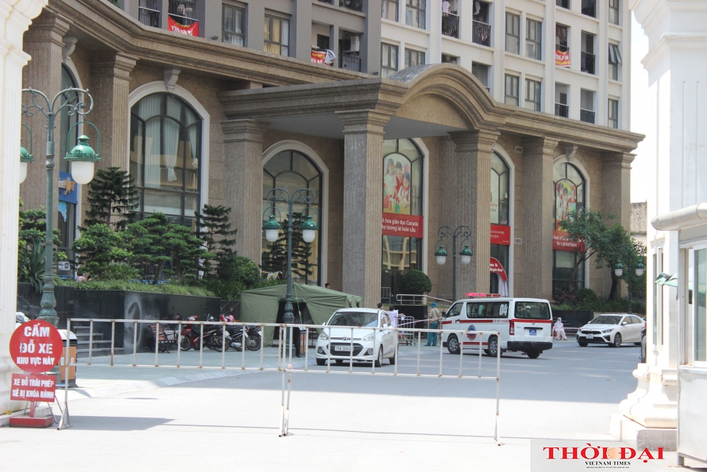 Hà Nội phong tỏa chung cư và ngân hàng liên quan đến nữ bệnh nhân mắc COVID-19 mới Hình ảnh phong tỏa chung cư Sunshine và ngân hàng liên quan đến nữ bệnh nhân mắc COVID-19 ở Hà Nội
