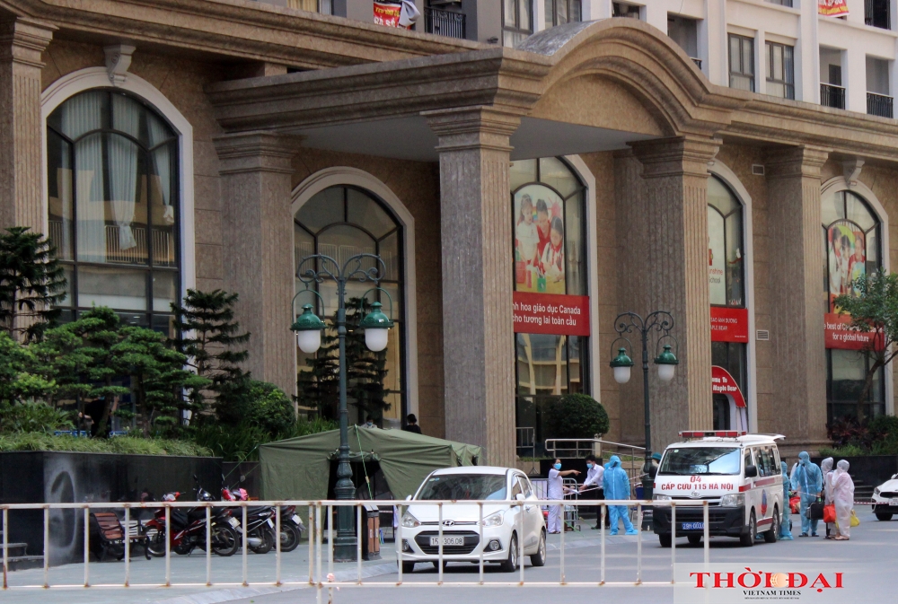 Hà Nội phong tỏa chung cư và ngân hàng liên quan đến nữ bệnh nhân mắc COVID-19 mới Hình ảnh phong tỏa chung cư Sunshine và ngân hàng liên quan đến nữ bệnh nhân mắc COVID-19 ở Hà Nội