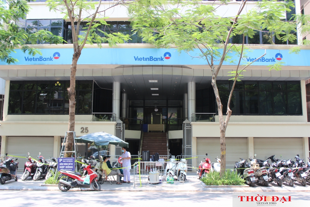 Hà Nội phong tỏa chung cư và ngân hàng liên quan đến nữ bệnh nhân mắc COVID-19 mới Hình ảnh phong tỏa chung cư Sunshine và ngân hàng liên quan đến nữ bệnh nhân mắc COVID-19 ở Hà Nội