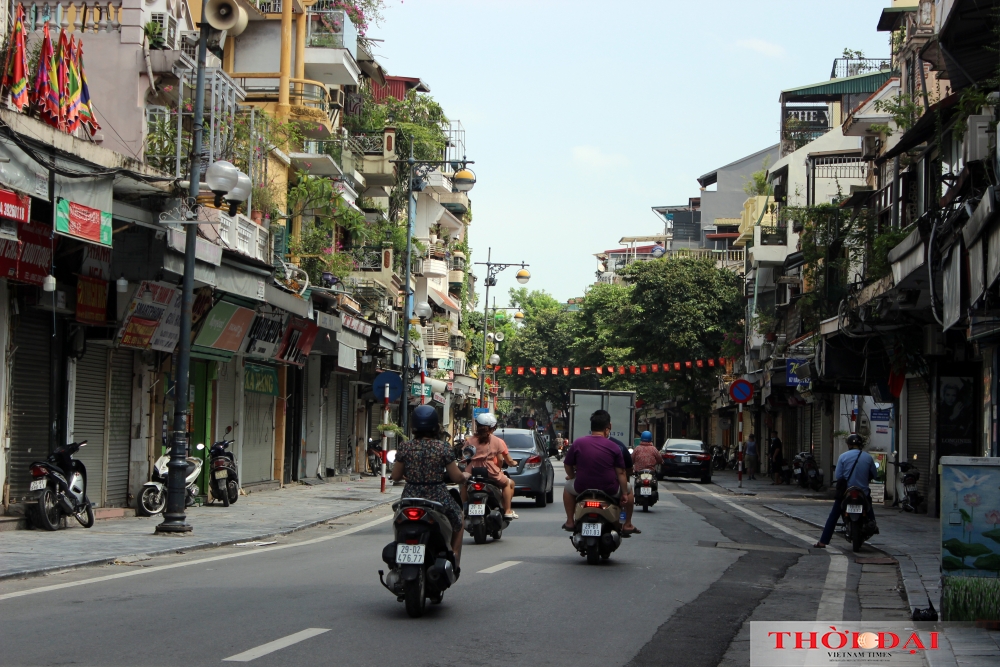 Đường phố Hà Nội vẫn tấp nập người đi lại trong ngày đầu giãn cách xã hội theo Chỉ thị 16