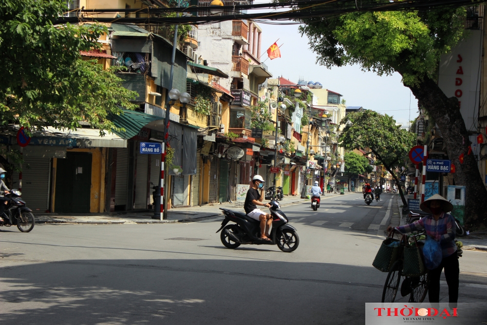 Đường phố Hà Nội vẫn tấp nập người đi lại trong ngày đầu giãn cách xã hội theo Chỉ thị 16