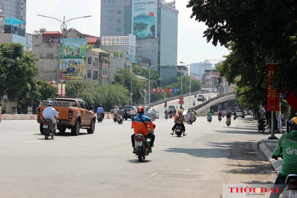 Đường phố Hà Nội vẫn tấp nập người đi lại trong ngày đầu giãn cách xã hội theo Chỉ thị 16