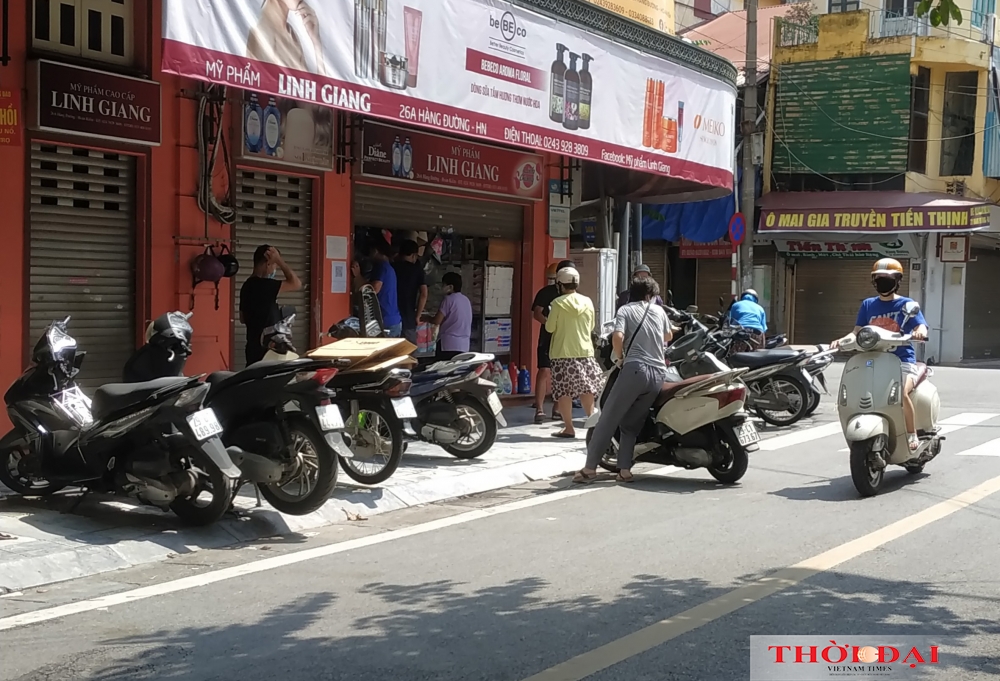 Đường phố Hà Nội vẫn tấp nập người đi lại trong ngày đầu giãn cách xã hội theo Chỉ thị 16