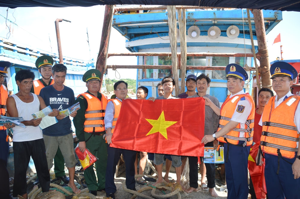 Đưa Luật Cảnh sát biển Việt Nam vào cuộc sống Đưa Luật Cảnh sát biển Việt Nam vào cuộc sống