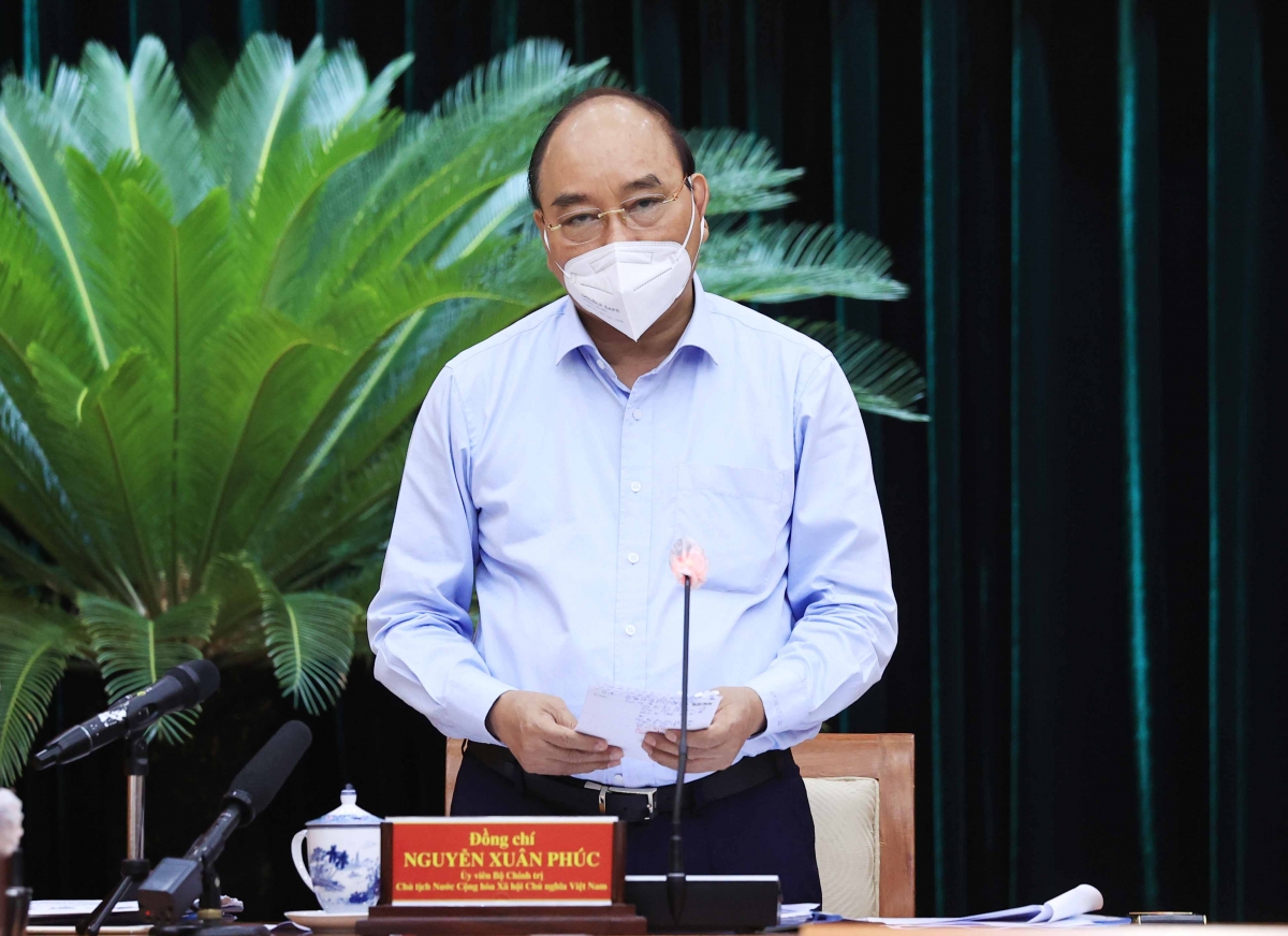 Chủ tịch nước Nguyễn Xuân Phúc: Giãn cách phải gắn chặt với chăm lo đời sống người dân Chủ tịch nước Nguyễn Xuân Phúc: Giãn cách phải gắn chặt với chăm lo đời sống người dân