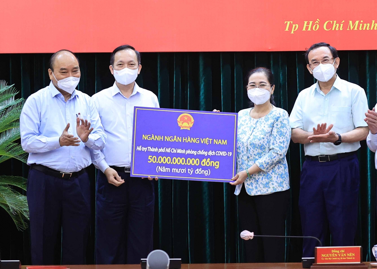 Chủ tịch nước Nguyễn Xuân Phúc: Giãn cách phải gắn chặt với chăm lo đời sống người dân Chủ tịch nước Nguyễn Xuân Phúc: Giãn cách phải gắn chặt với chăm lo đời sống người dân
