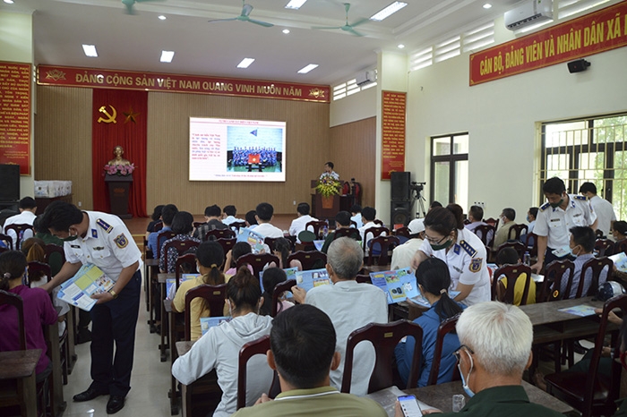Bộ Tư lệnh Vùng Cảnh sát biển 1 tuyên truyền về Luật Cảnh sát biển Việt Nam, Luật Phòng, chống ma túy cho nhân dân trên địa bàn. (Ảnh Bộ QP) Bộ Tư lệnh Vùng Cảnh sát biển 1 tuyên truyền về Luật Cảnh sát biển Việt Nam, Luật Phòng, chống ma túy cho nhân dân trên địa bàn. (Ảnh Bộ QP)