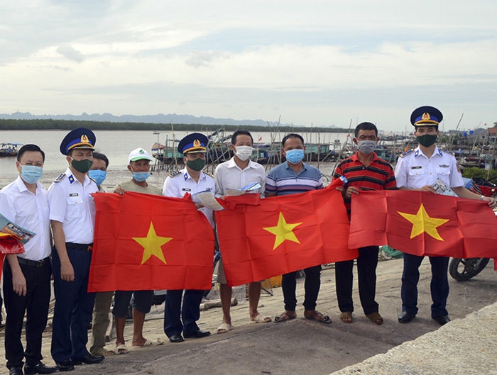 Bộ Tư lệnh Vùng Cảnh sát biển 1 trao Cờ Tổ quốc tặng ngư dân thị xã Quảng Yên (Quảng Ninh) - ảnh Bộ QP Bộ Tư lệnh Vùng Cảnh sát biển 1 trao Cờ Tổ quốc tặng ngư dân thị xã Quảng Yên (Quảng Ninh) - ảnh Bộ QP