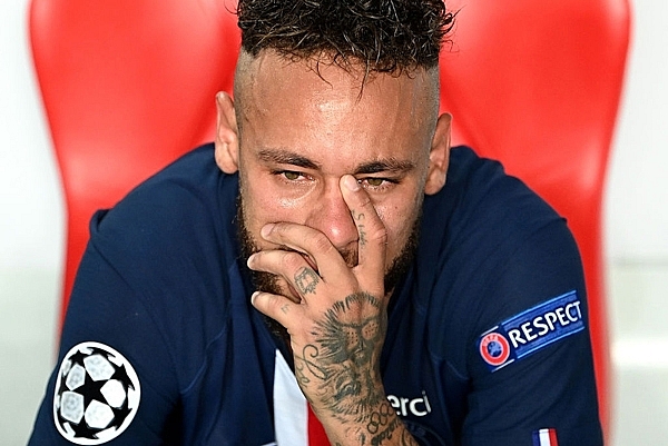 Thua Bayern ở trận chung kết C1, Neymar ôm mặt khóc nấc Thua Bayern ở trận chung kết C1, Neymar ôm mặt khóc nấc
