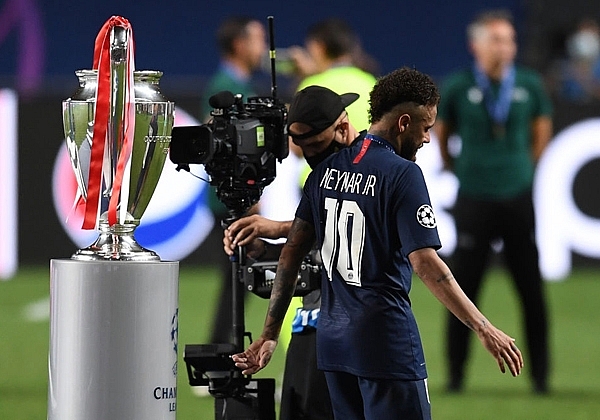 Thua Bayern ở trận chung kết C1, Neymar ôm mặt khóc nấc Thua Bayern ở trận chung kết C1, Neymar ôm mặt khóc nấc