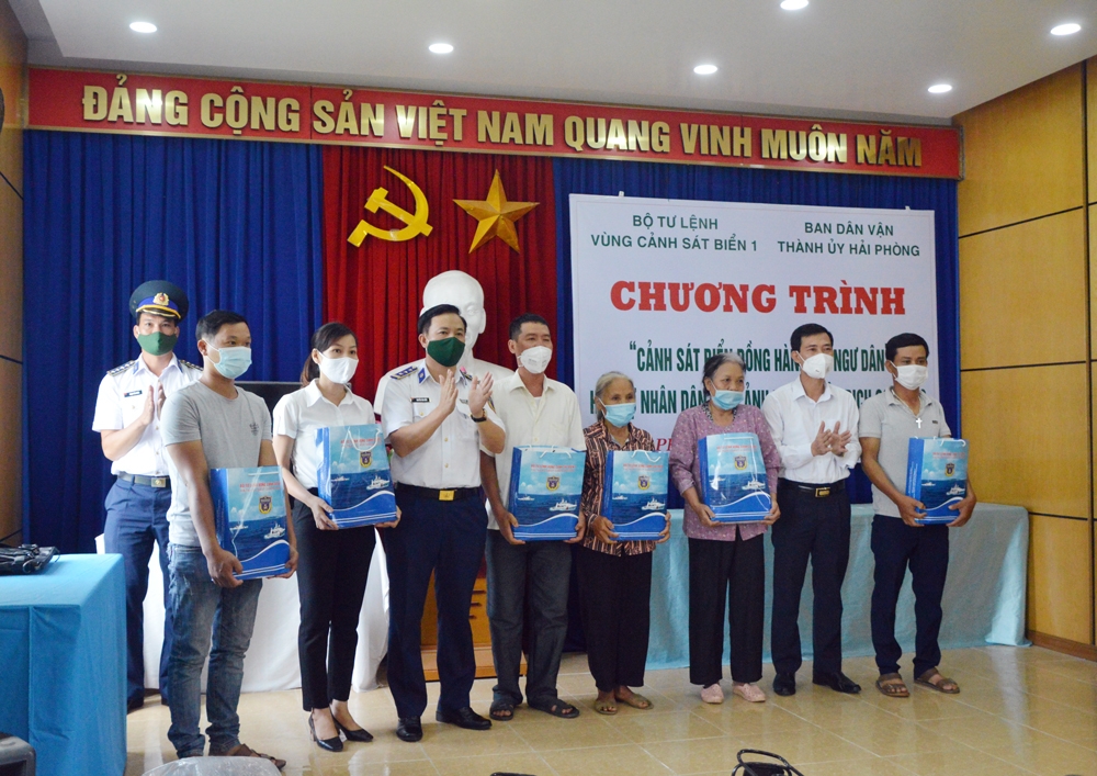 Bộ Tư lệnh Vùng Cảnh sát biển 1 hỗ trợ nhân dân bị ảnh hưởng của dịch Covid-19 tại Hải Phòng Bộ Tư lệnh Vùng Cảnh sát biển 1 hỗ trợ nhân dân bị ảnh hưởng của dịch Covid-19 tại Hải Phòng