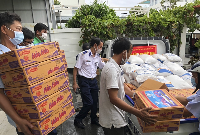 Bộ Tư lệnh Vùng Cảnh sát biển 4 hỗ trợ người dân bị ảnh hưởng bởi COVID-19 Bộ Tư lệnh Vùng Cảnh sát biển 4 hỗ trợ người dân bị ảnh hưởng bởi COVID-19